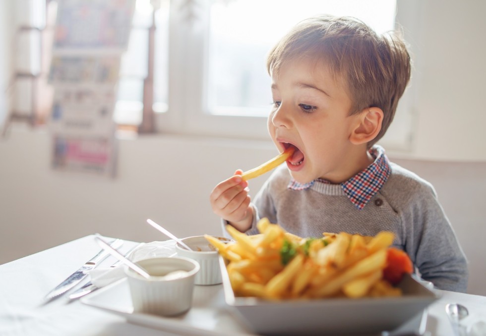 Enfant mangeant