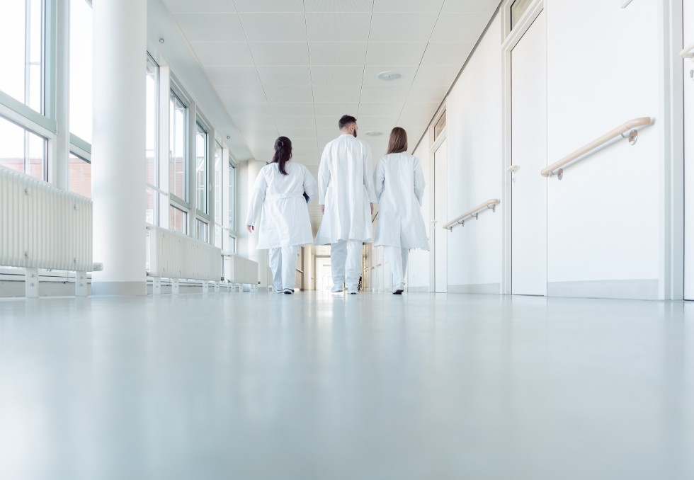 Internes dans un couloir d'hôpital