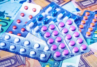 Des plaquettes de médicaments posées sur des billets