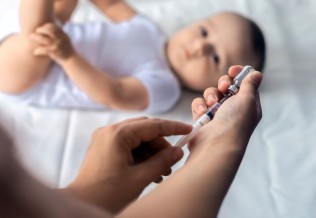 Vaccin sur un bébé.