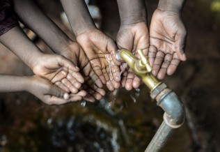 Enfants près d'un robinet