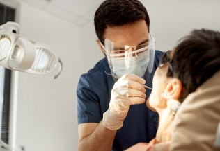Dentiste_Seventyfour_adobestock