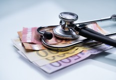 Billets d'euros et stéthoscope
