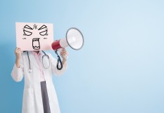 Médecin criant dans un mégaphone