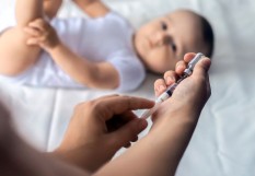 Vaccin sur un bébé.