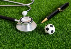 Ballon de football et stéthoscope